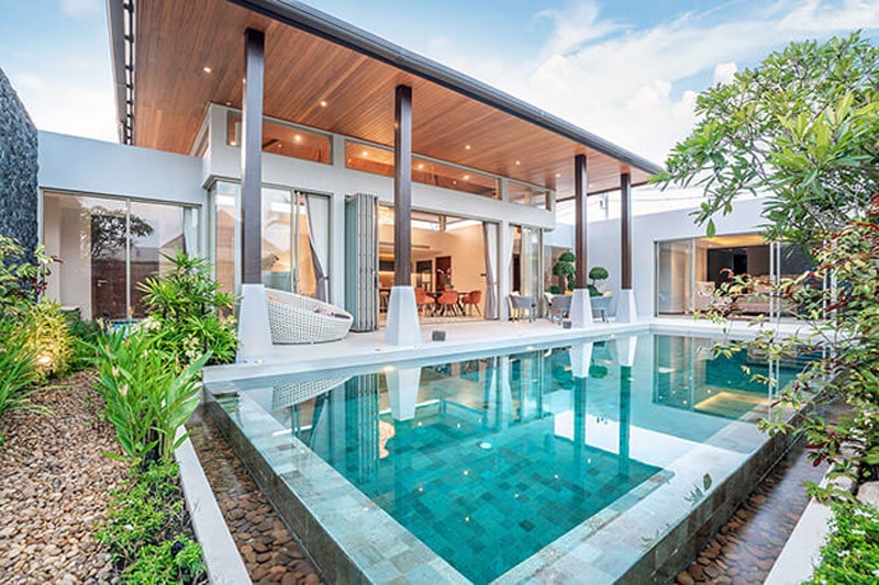 Rockbay luxury house pool view